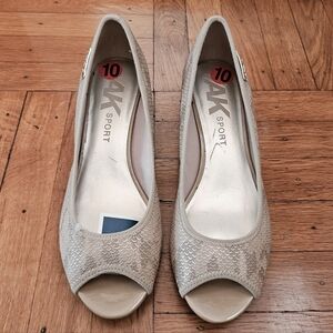 NWT Anne Klien Sport Cream Faux Snake Skin Peep Toe Camrynne Wedge Shoes, 10M